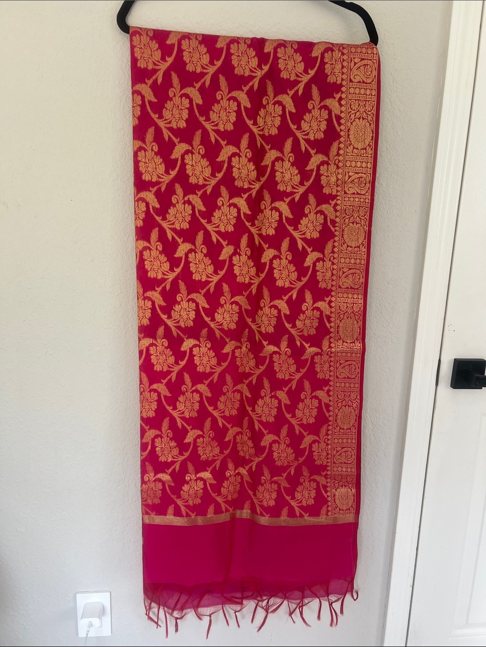 NWOT Vibrant Pink and Gold Woven Floral scarf Dupatta stole shawl